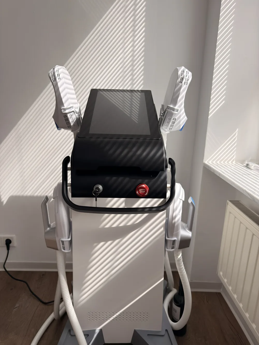 Moderne Therapieausstattung von KÖ-PHYSIO im Behandlungsraum