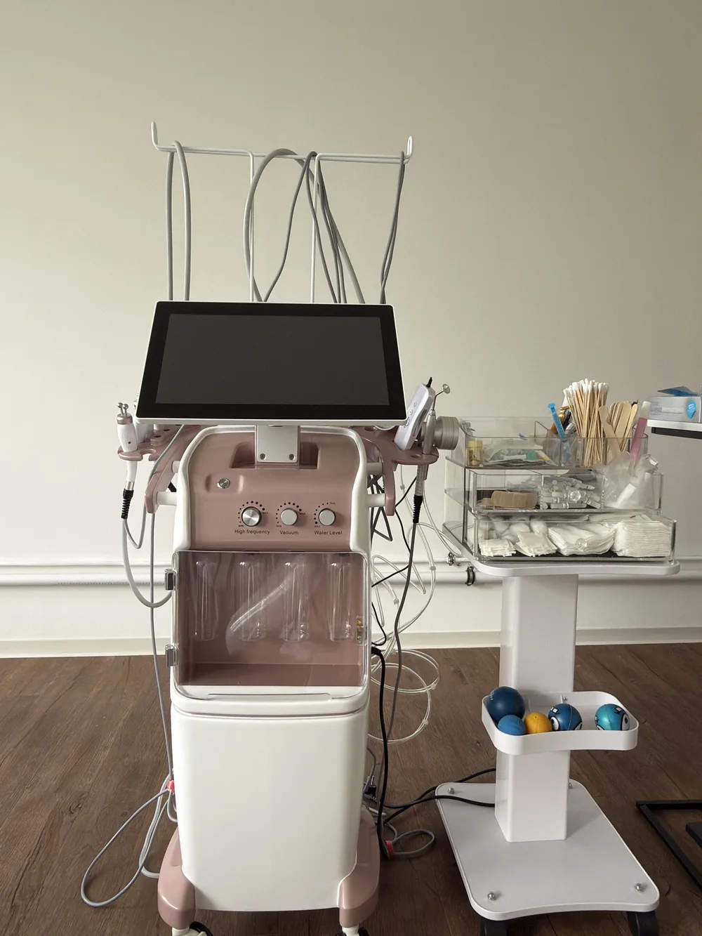 Detailaufnahme eines Therapiegeräts bei KÖ-PHYSIO